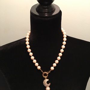 Pearl necklace with gold accent pendant